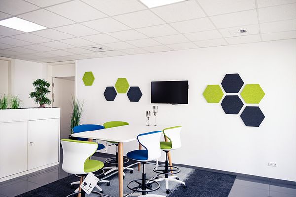 Sechseckige Schallabsorber an einer Wand eines Pausenraums