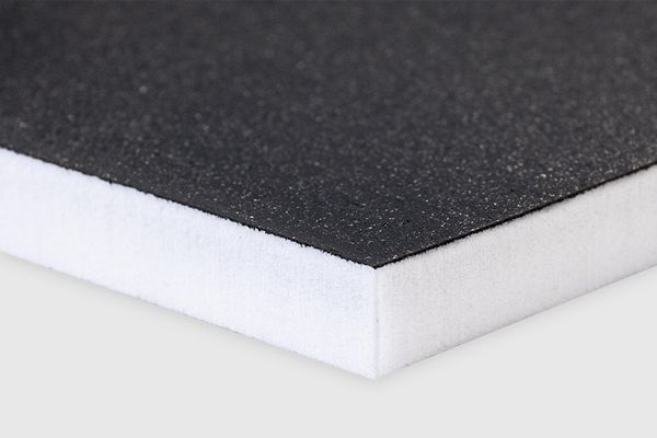 liegende Melaminplatte mit schwarzer Oberfläche